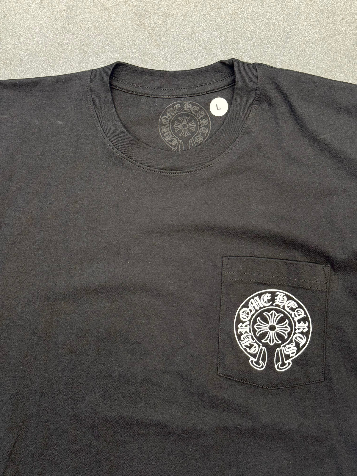 CHROME HEARTS MIAMI EXCLUSIVE HORSESHOE POCKET TEE - BLACK