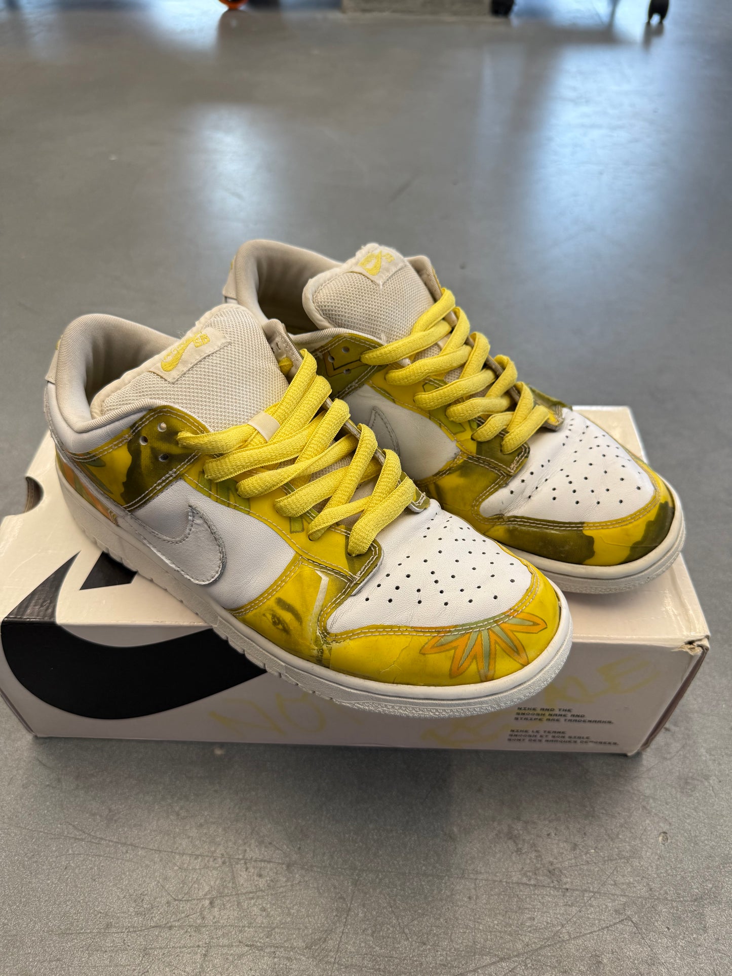 SIZE 9.5 NIKE SB DUNK LOW DE LA SOUL (2005) (PRE-OWNED WITH BOX)