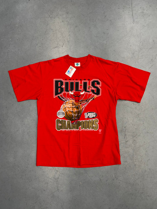 1997 BACK TO BACK NBA CHAMPIONS CHICAGO BULLS RED TEE NWT (TOUR CHAMP TAG)