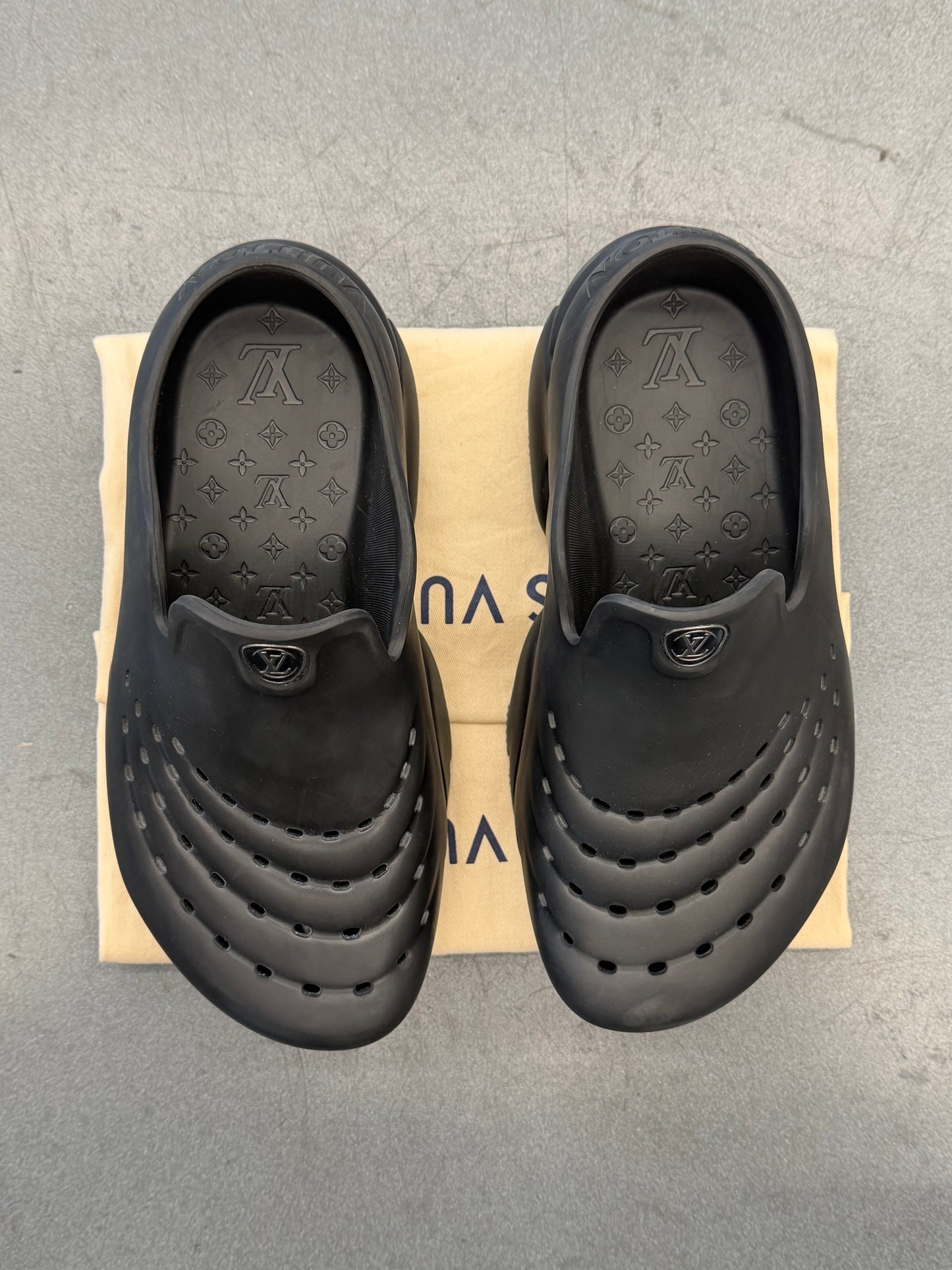 SIZE 7 LOUIS VUITTON RUBBER SHARK CLOGS (PRE-OWNED NO BOX)