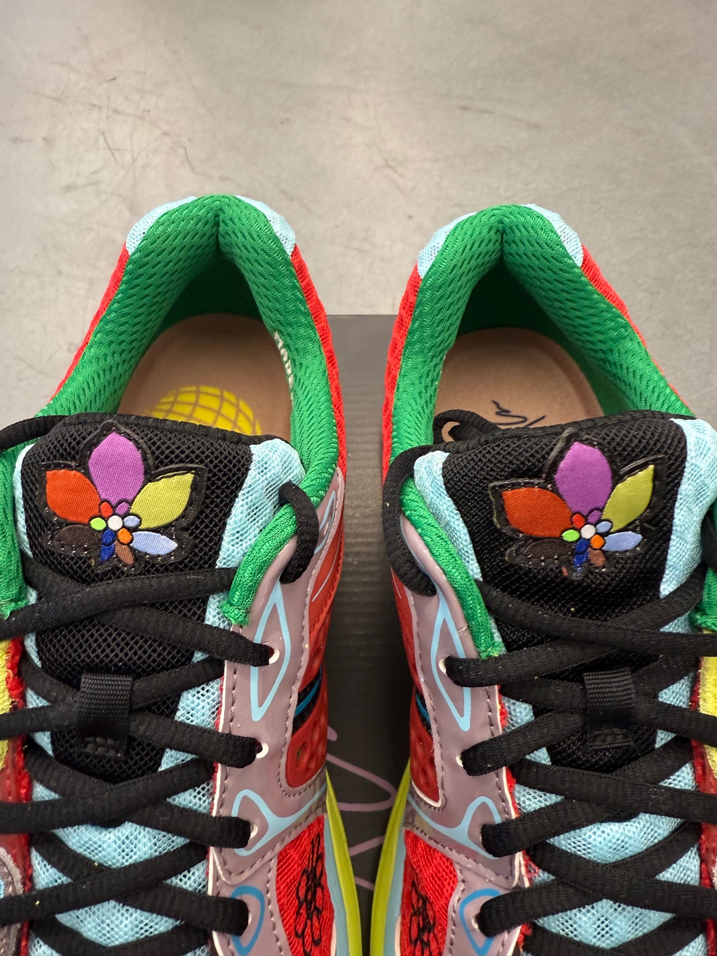 2025 SIZE 11.5 SAUCONY PROGRID TRIUMPH 4 JAE TIPS FLOWERS GROW UPTOWN POISON IVY