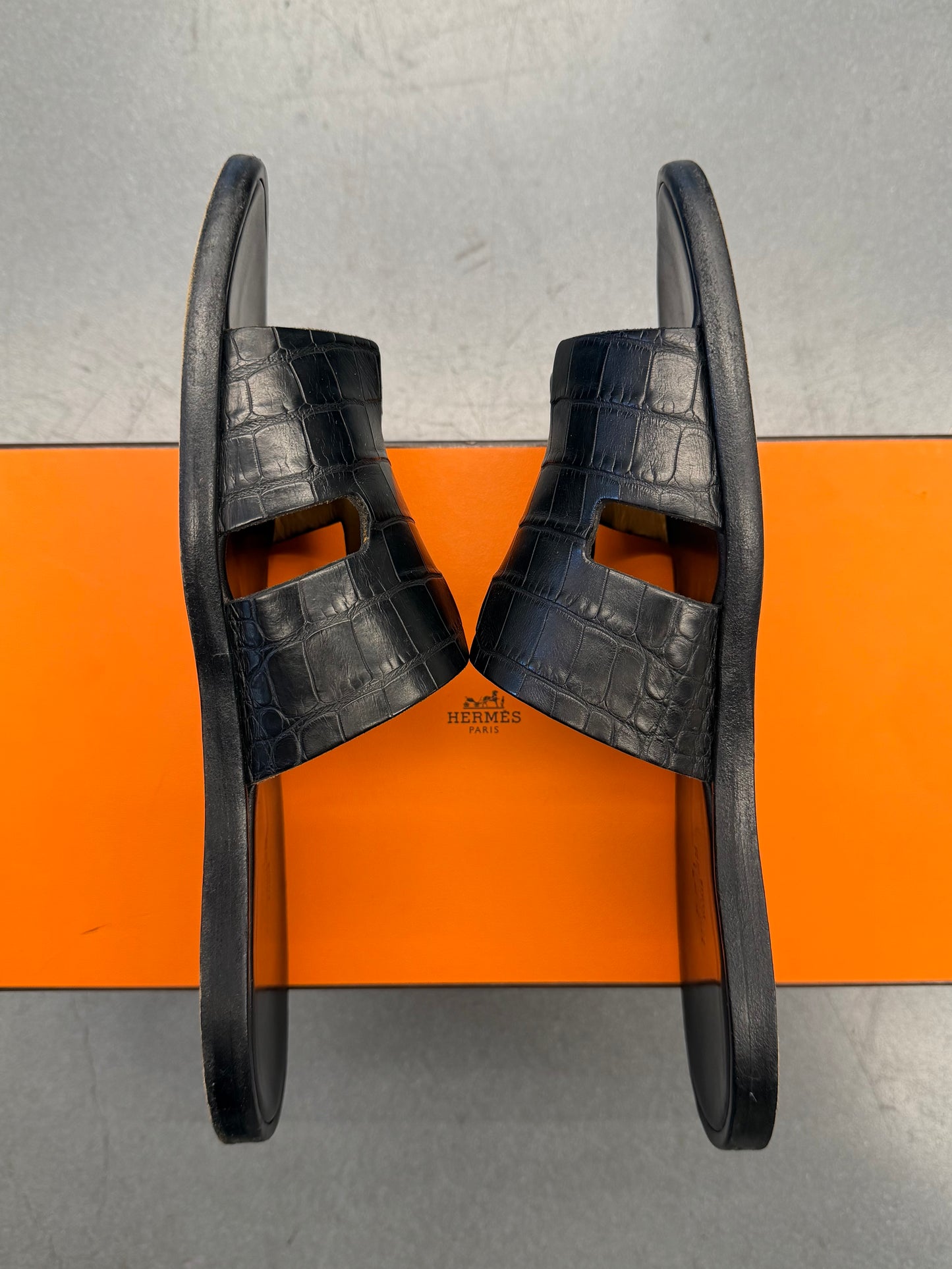 SIZE 43 HERMES IZMIR CROCODILE SANDAL  - BLACK (PRE-OWNED WITH BOX)
