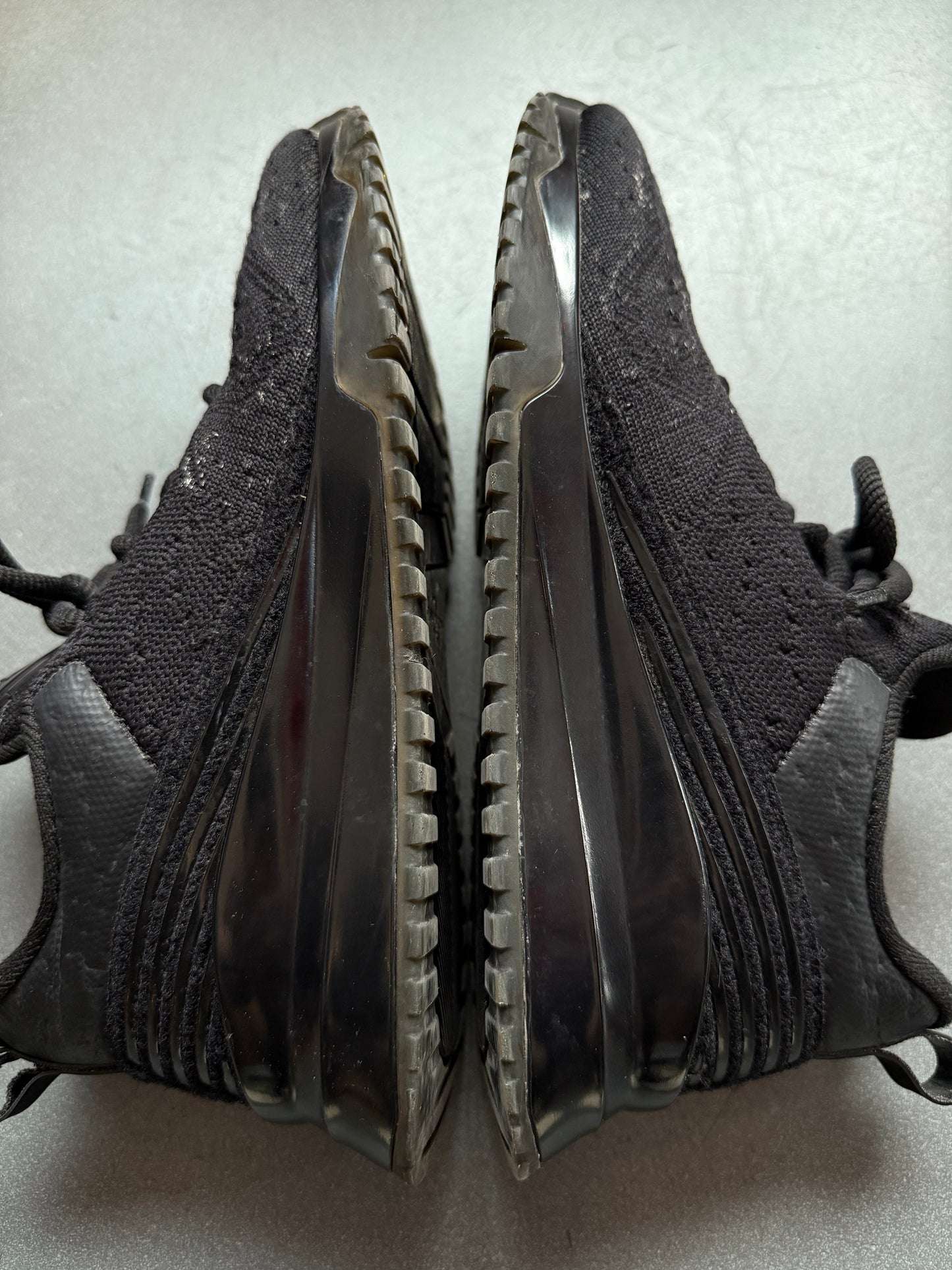 SIZE 7 LOUIS VUITTON VNR TRAINER SNEAKER (PRE-OWNED NO BOX)