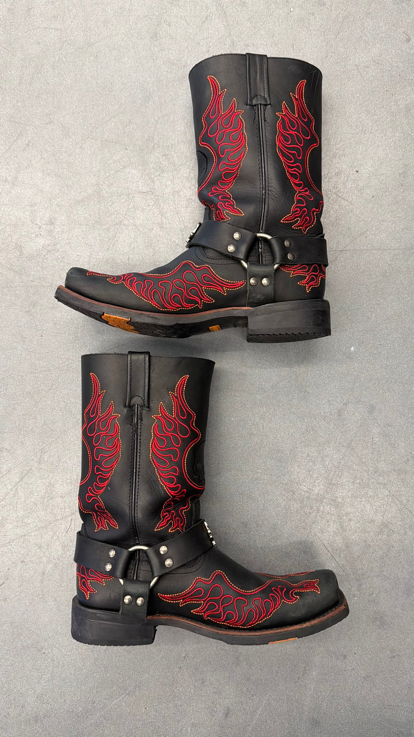 HARLEY-DAVIDSON SLAYTON LEATHER FLAME-EMBROIDERED BOOTS WITH SKULL HARDWARE (W/O BOX)