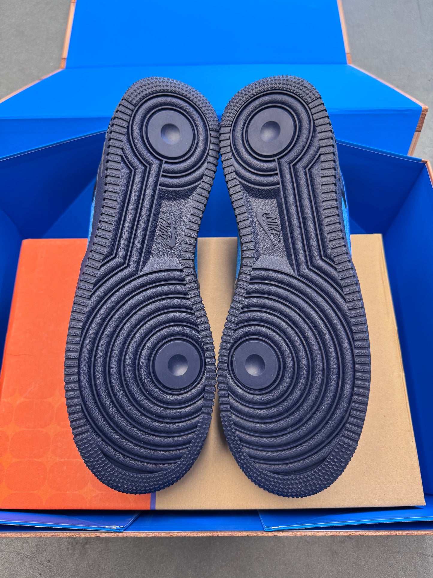 2024 SIZE 9.5 NIKE AIR MAX 95 & NIKE AIR FORCE 1 LOW STASH SPECIAL BOX (WITH POSTER) (SIGNED) (BRAND NEW OG ALL)