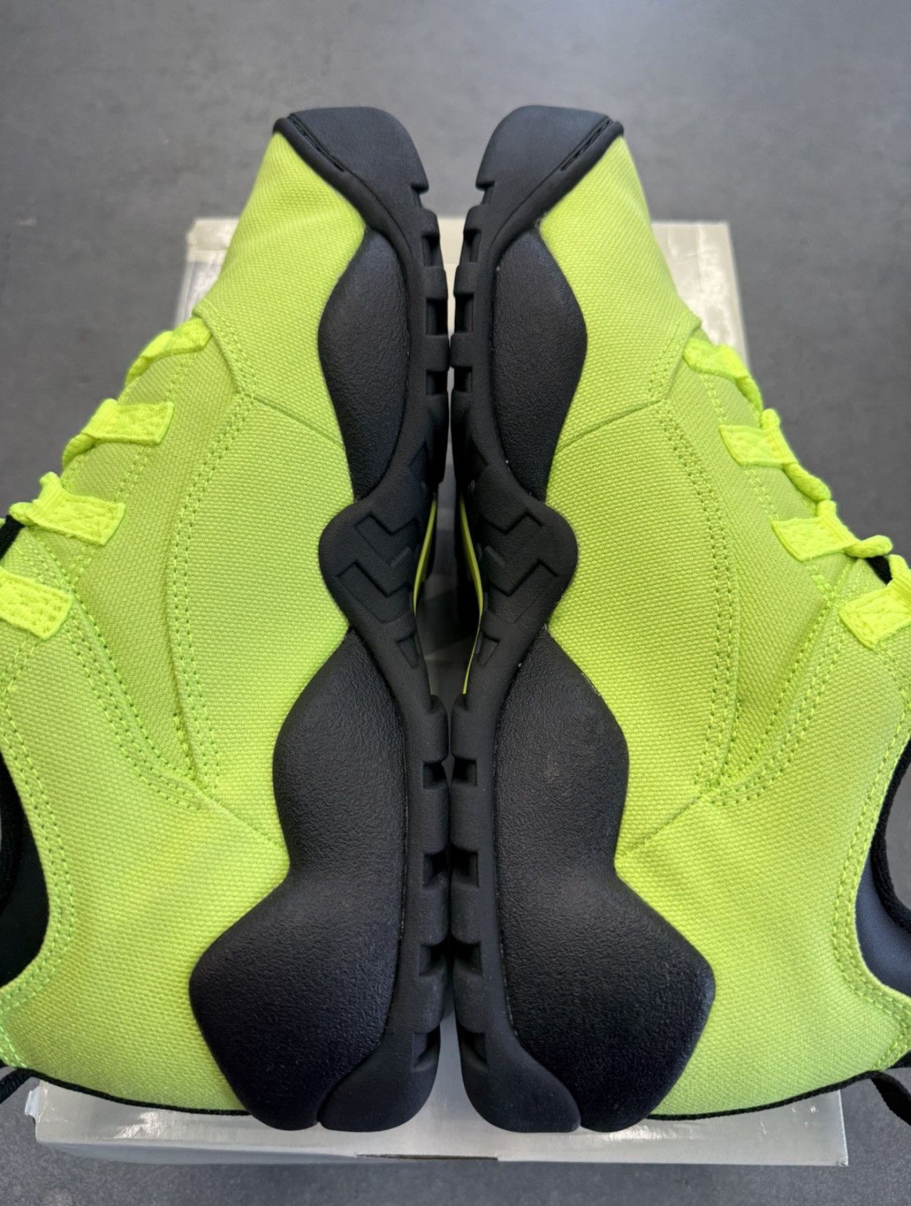 SIZE 10.5M NIKE SB DARWIN LOW SUPREME VOLT (BRAND NEW, WITH BOX)