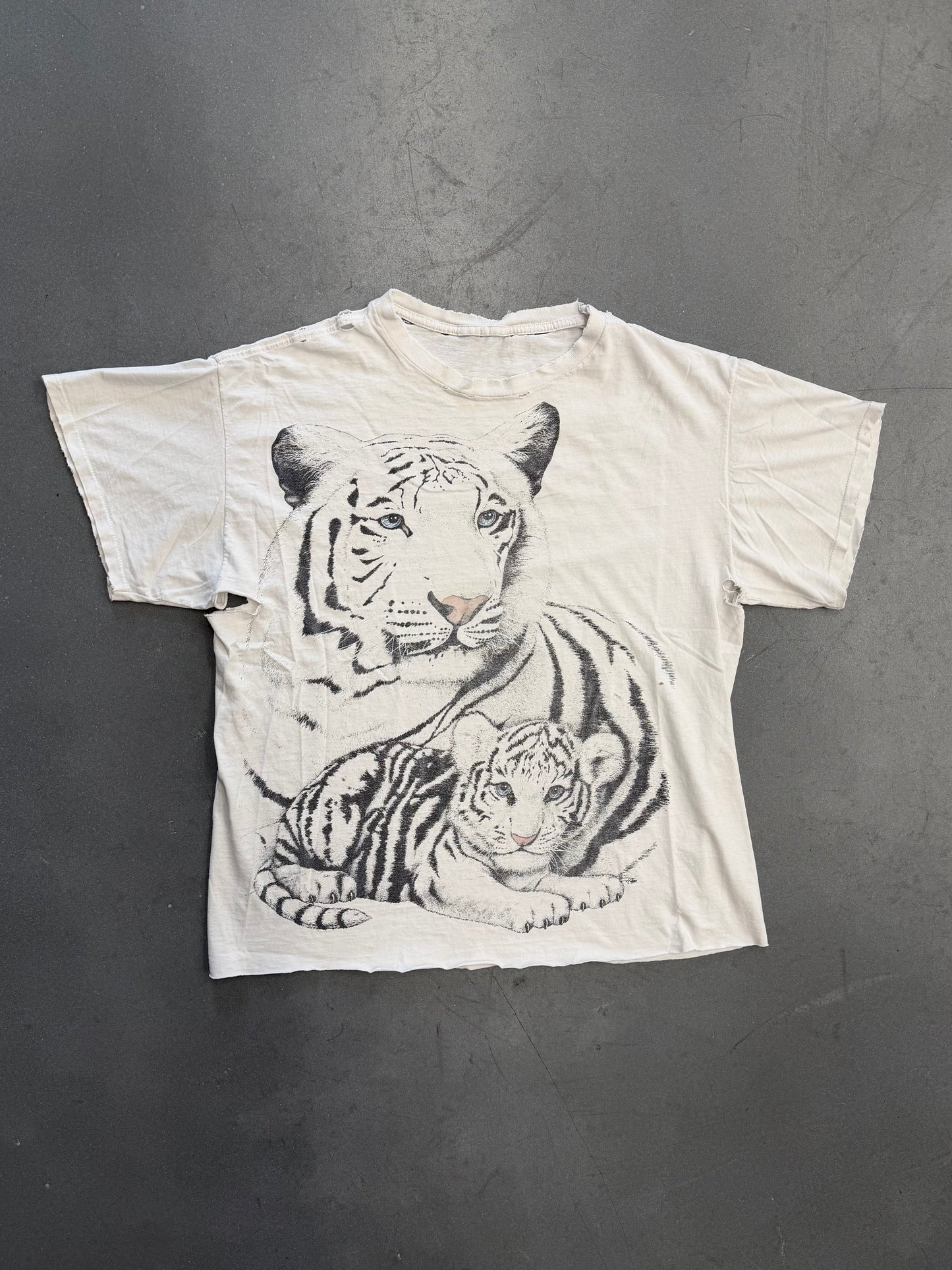 90S WHITE TIGER DISTRESSED NATURE TEE (PULLED TAG)