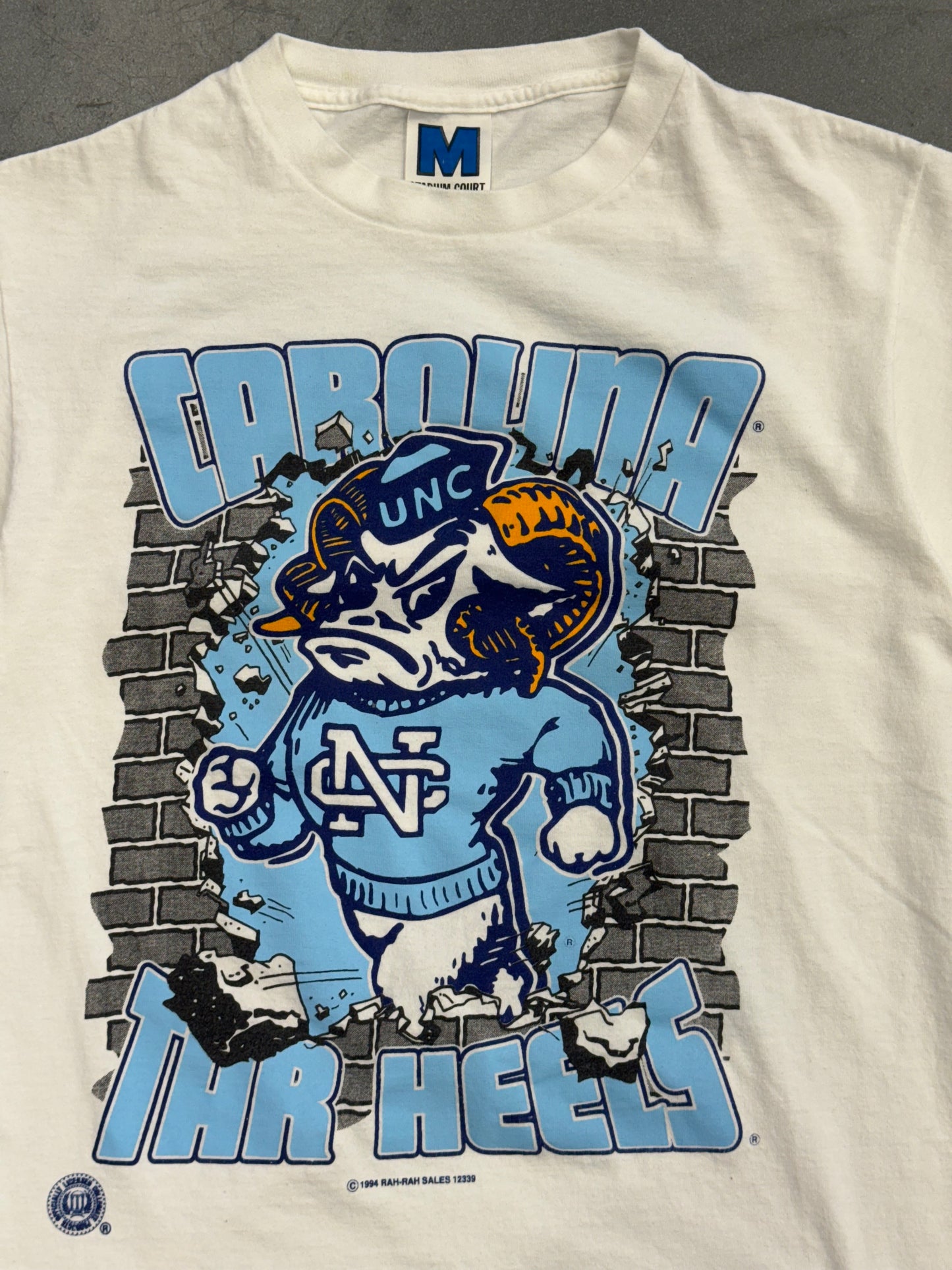 1994 NORTH CAROLINA TAR HEELS BREAKTHROUGH RAH-RAH SALES TEE (STADIUM COURT TAG)