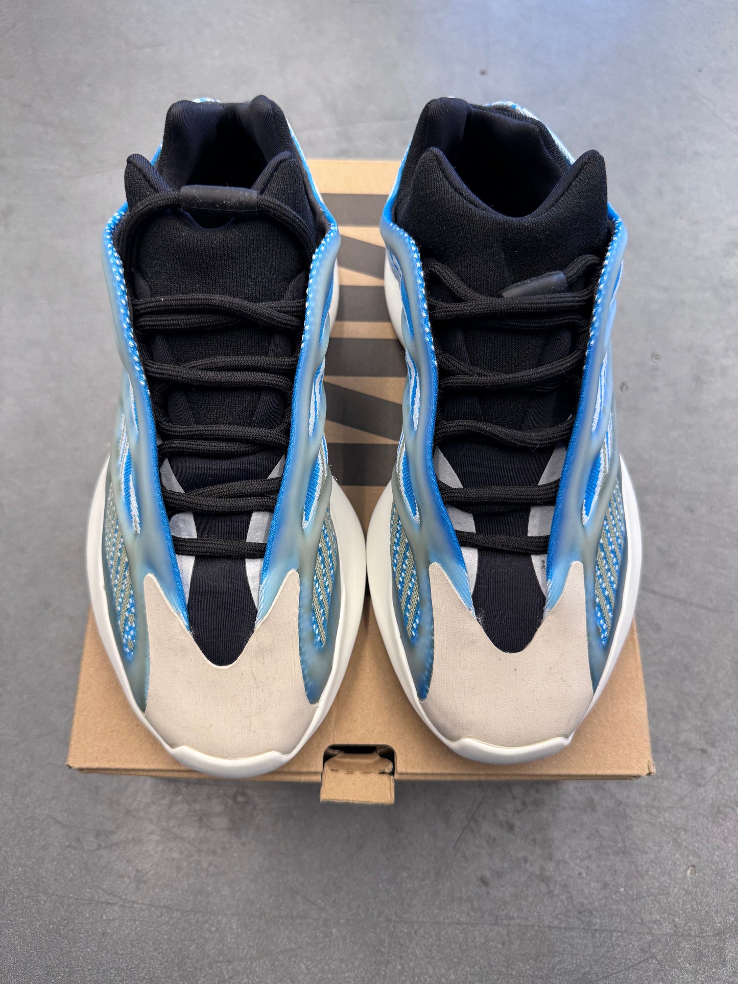 2020 SIZE 8 YEEZY 700 V3 ARZARETH (NEW WITH BOX)