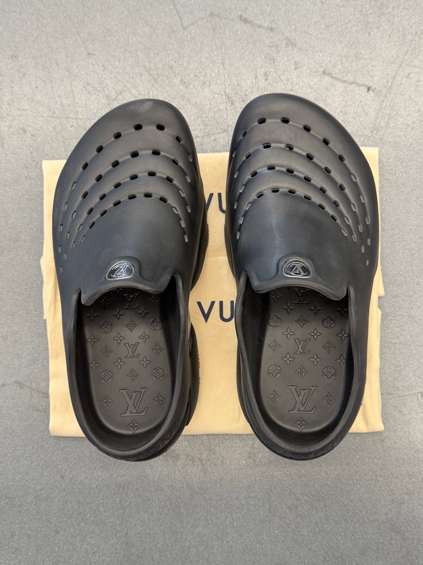 SIZE 7 LOUIS VUITTON RUBBER SHARK CLOGS (PRE-OWNED NO BOX)