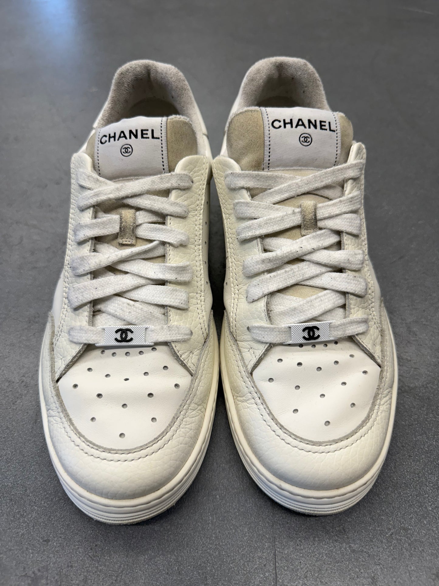 SIZE 42 CHANEL G38809 LEATHER SNEAKER - WHITE