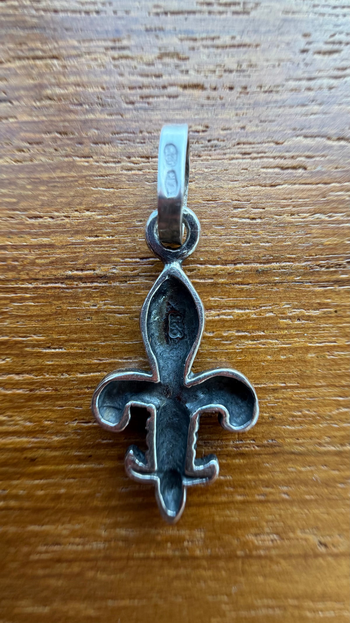 VINTAGE FLEUR DE LIS SILVER PENDANT