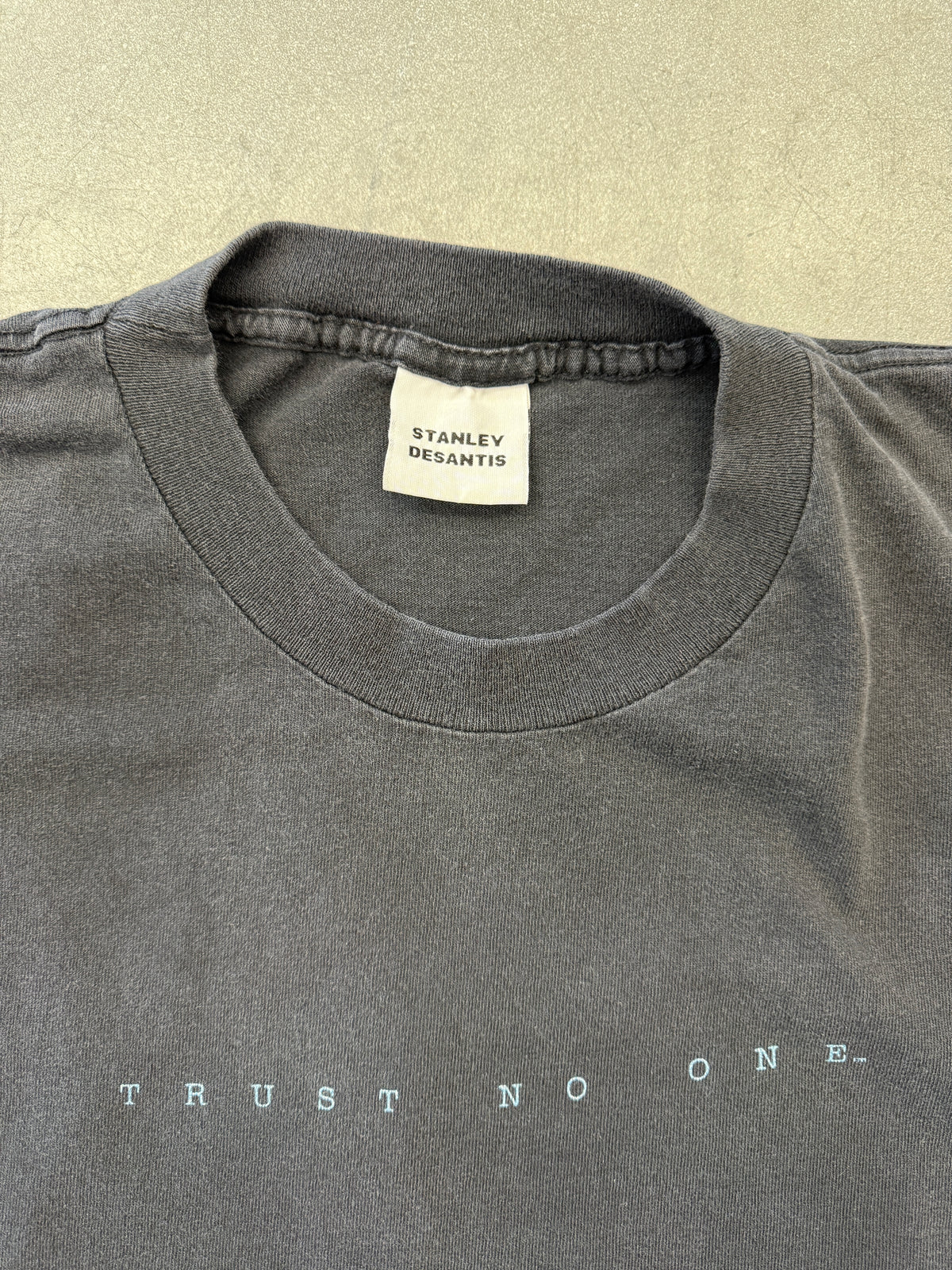1995 THE X-FILES TRUST NO ONE CUT-OFF TEE (STANLEY DESANTIS TAG)