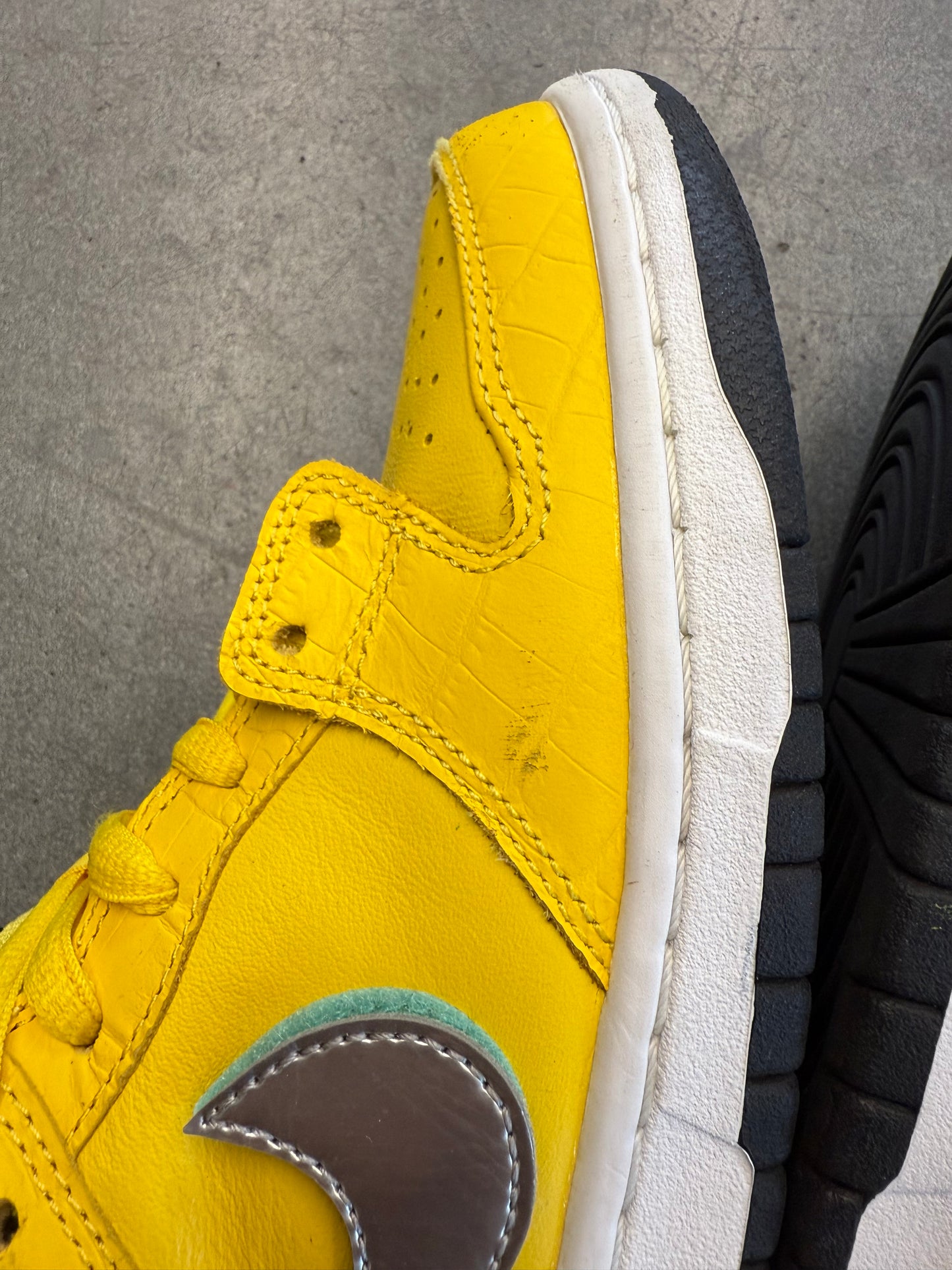 2018 SIZE 8 NIKE SB DUNK LOW DIAMOND SUPPLY CO. CANARY YELLOW [LIL WAYNE'S PERSONAL PAIR] (PRE-OWNED NO BOX)