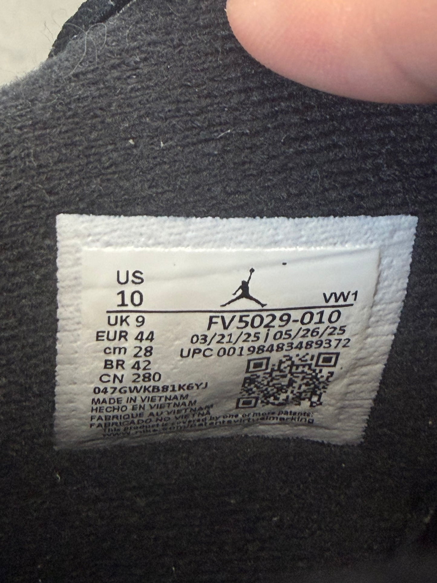 2025 AIR JORDAN 4 RETRO BLACK CAT (PRE-OWNED WITH BOX)