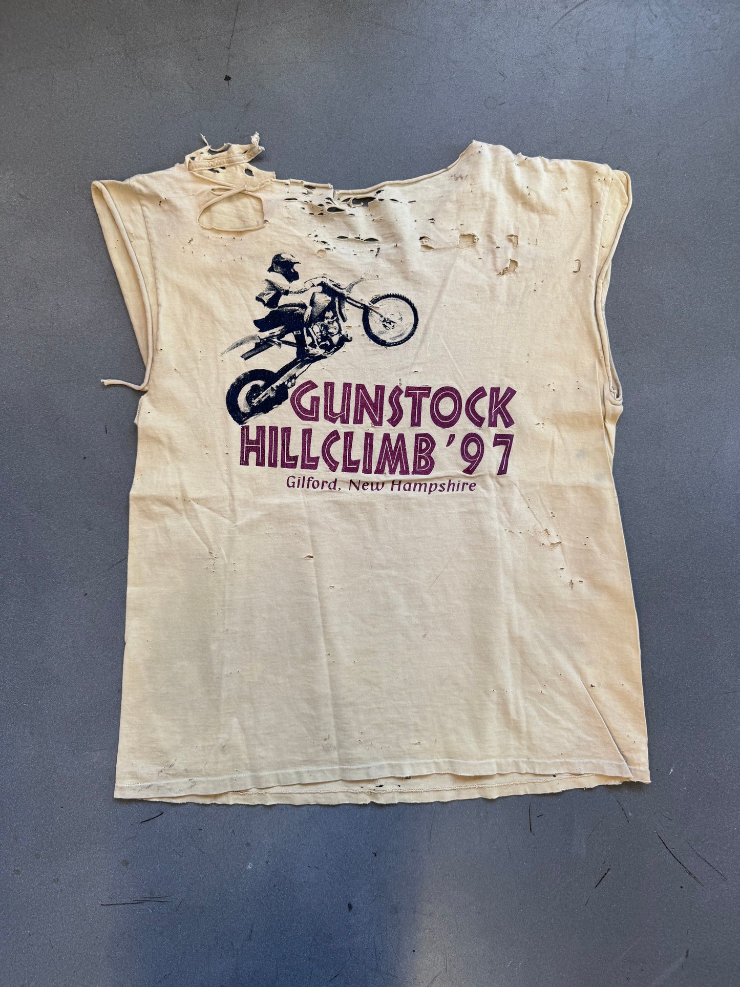 1997 GUNSTOCK HILLCLIMB GILFORD, NEW HAMPSHIRE DISTRESSED TEE (CUT SLEEVES & NECK)