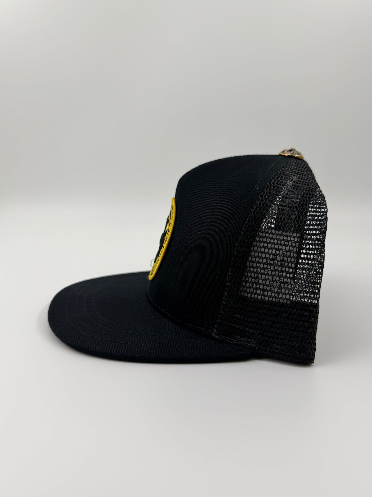 CHROME HEARTS PLUS CROSS SEAL TRUCKER HAT - BLACK
