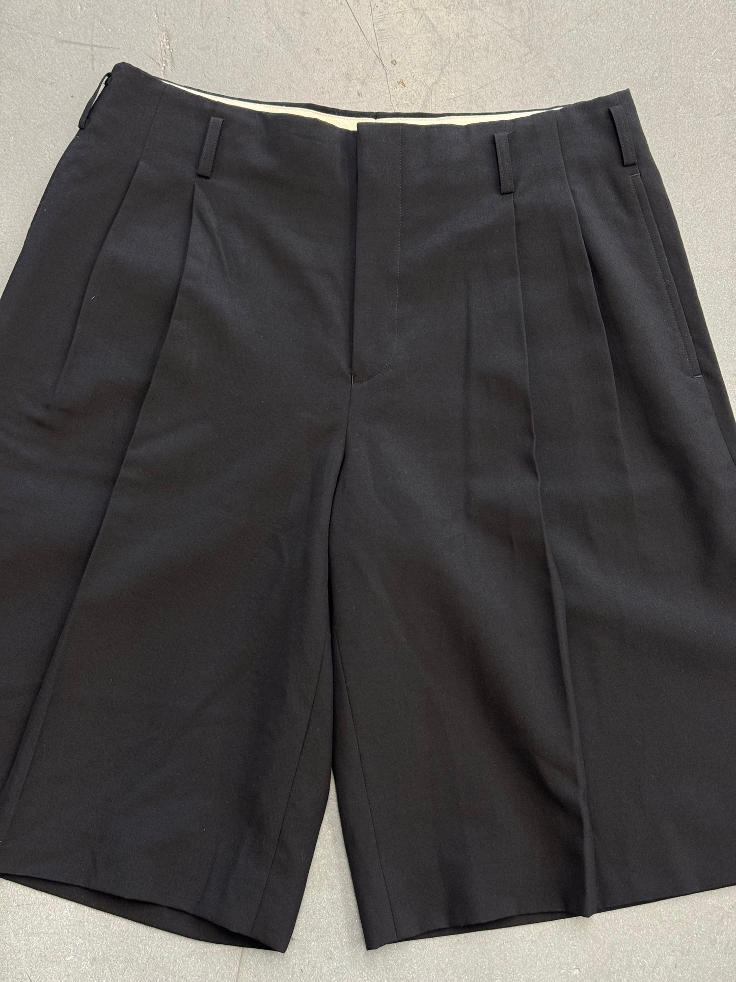 AD2020 COMME DES GARCONS HOMME PLUS PLEATED DRESS SHORTS - BLACK