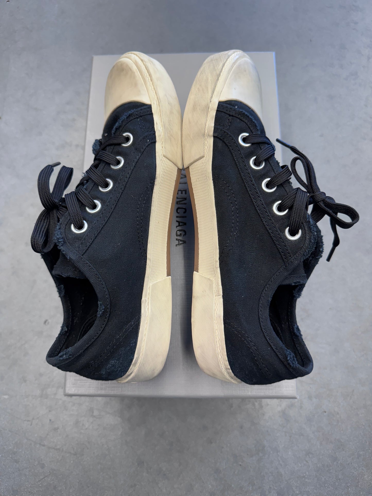 SIZE 40 BALENCIAGA PARIS CANVAS LOW SNEAKER - BLACK/WHITE (PRE OWNED WITH BOX)
