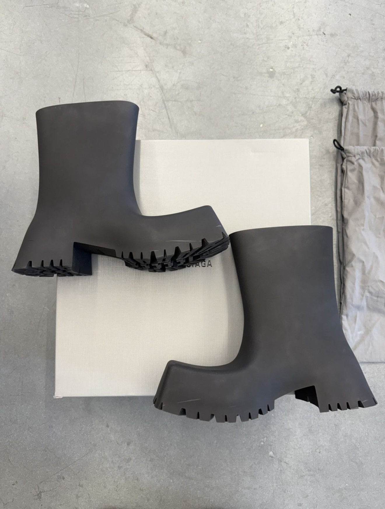 SIZE 39 BALENCIAGA BLACK RUBBER TROOPER BOOTIE