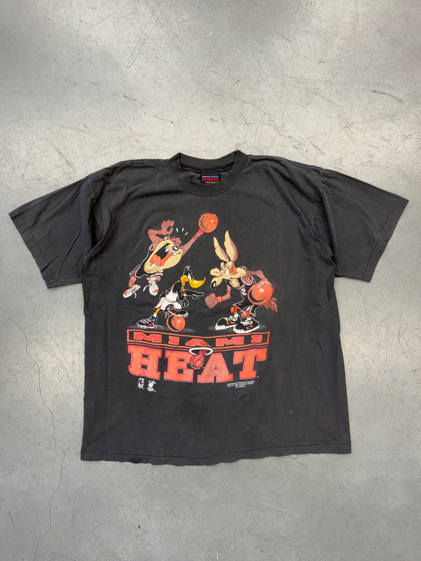 1993 MIAMI HEAT WARNER BROS TAZ, DAFFY, WIL E. NBA TEE (AMERICA'S FAVORITES TAG)