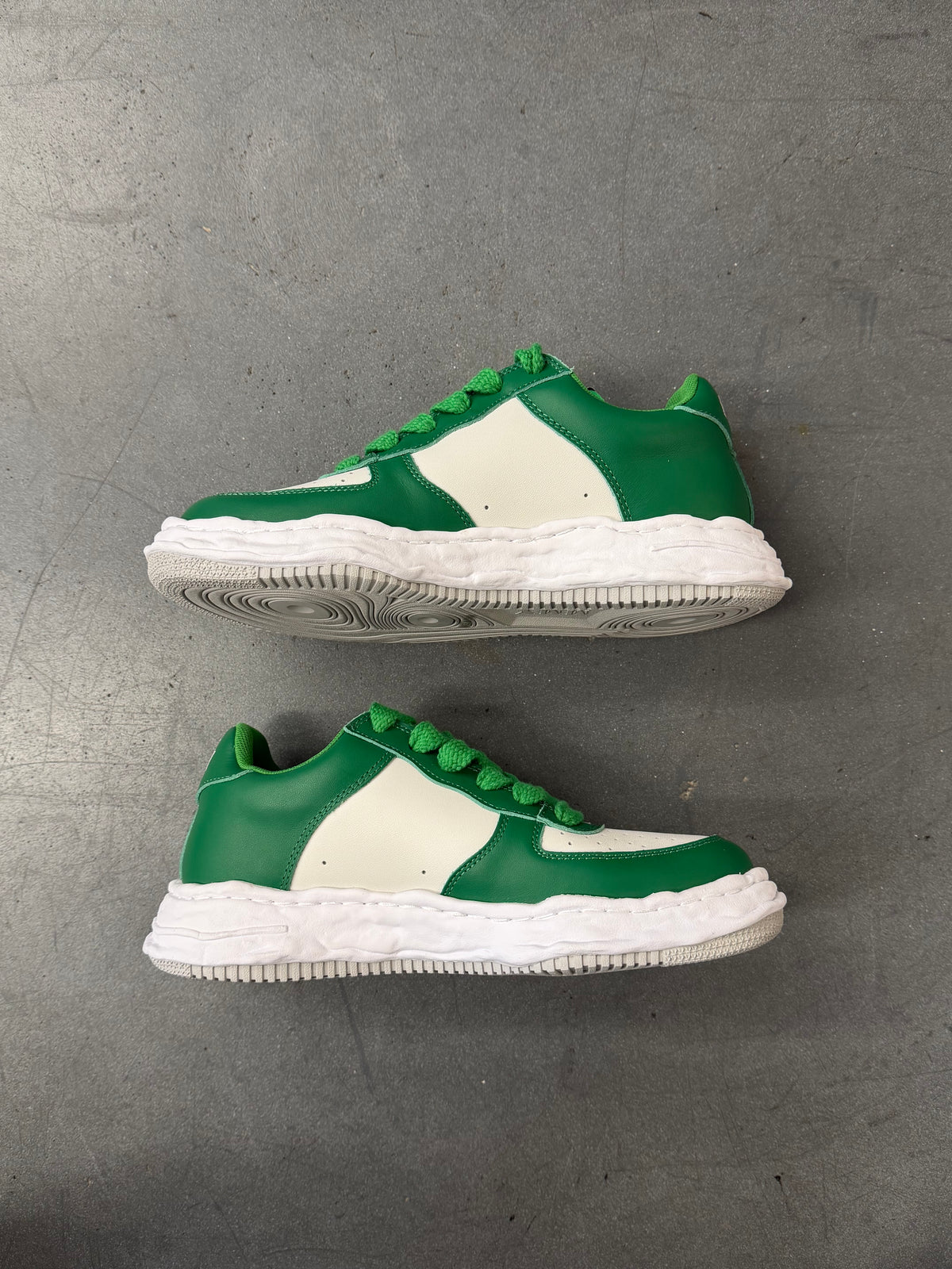 MAISON MIHARA YASUHIRO WAYNE OG SOLE GREEN & WHITE LEATHER LOW-TOP SNEAKERS (EU 44)