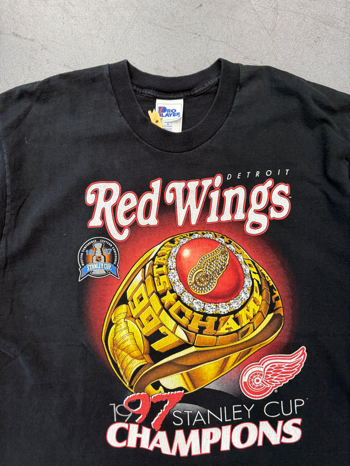 1997 NHL DETROIT RED WINGS STANLEY CUP CHAMPIONS TEE (PRO PLAYER TAG)