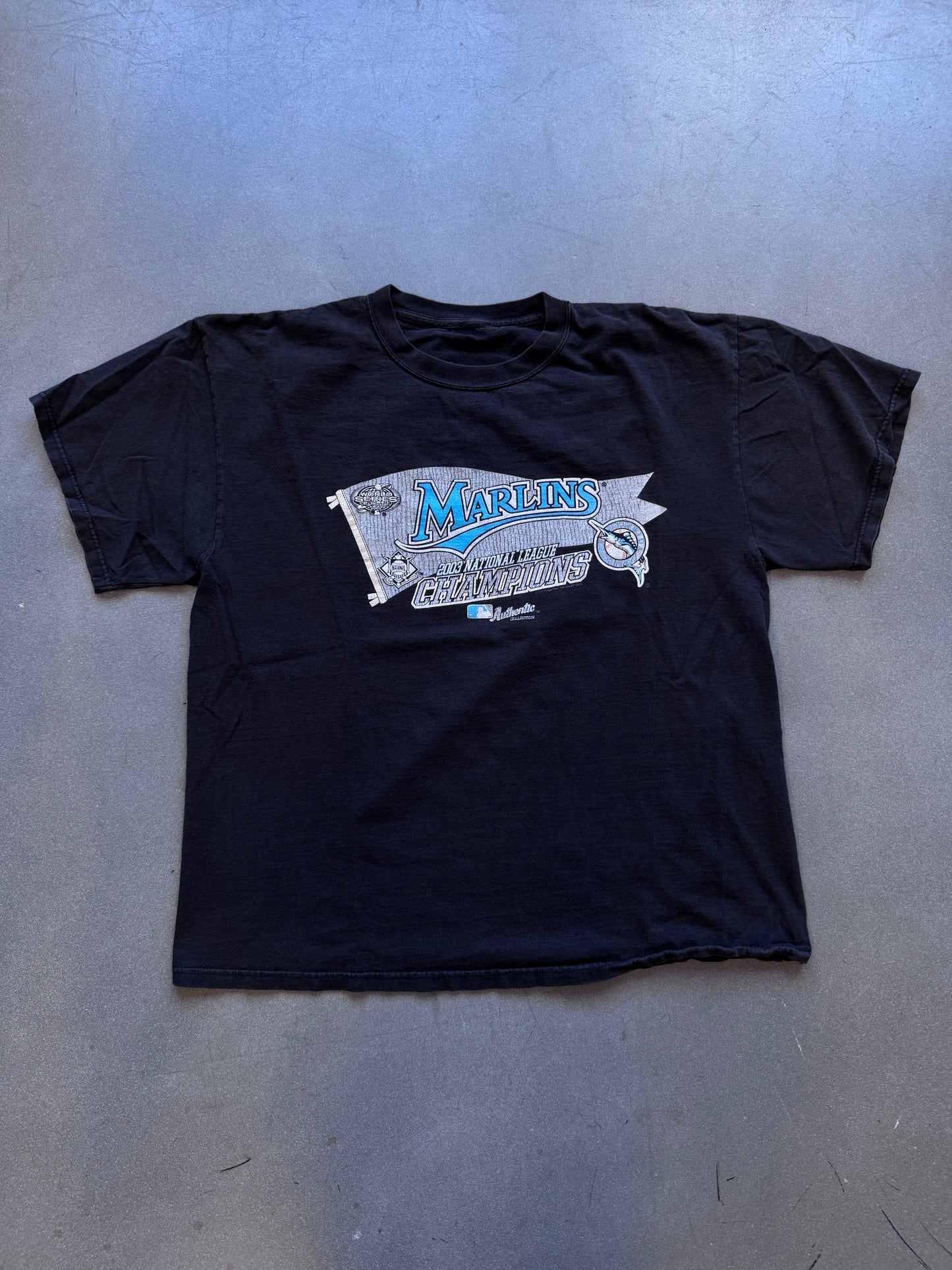 2003 FLORDA MARLINS NATIONAL LEAGUE CHAMPIONS AUTHENTIC COLLECTION FLAG TEE (PULLED TAG)