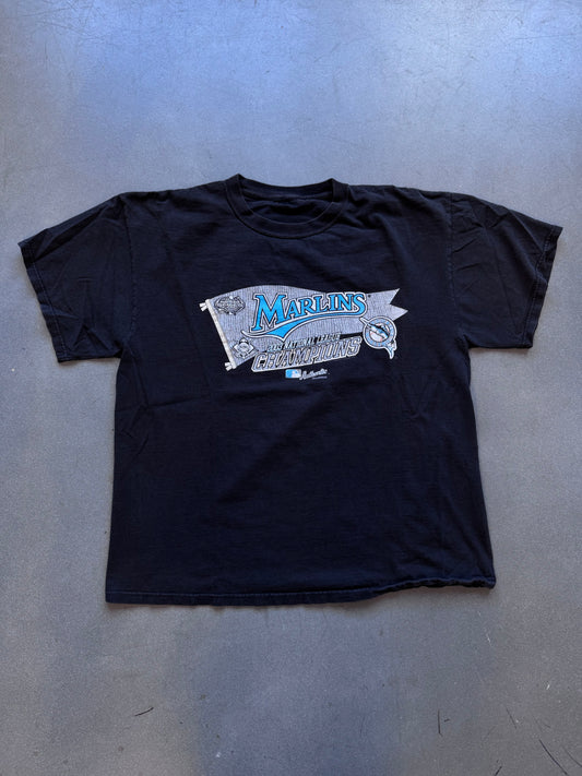 2003 FLORDA MARLINS NATIONAL LEAGUE CHAMPIONS AUTHENTIC COLLECTION FLAG TEE (PULLED TAG)