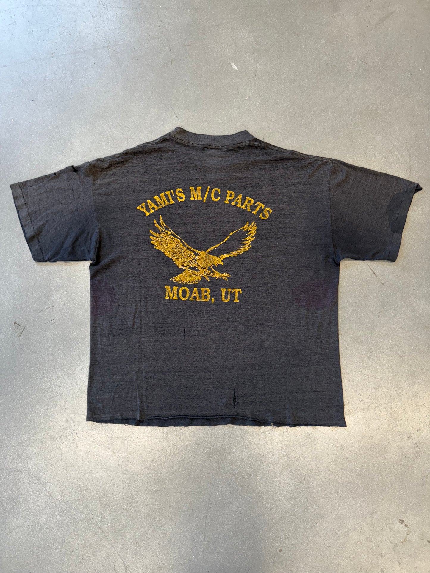 1988 HARLEY DAVIDSON EAGLE DRAGON BATTLE YAMI'S M/C PARTS MOAB, UT TEE (HOLOUBEK BRAND TAG)
