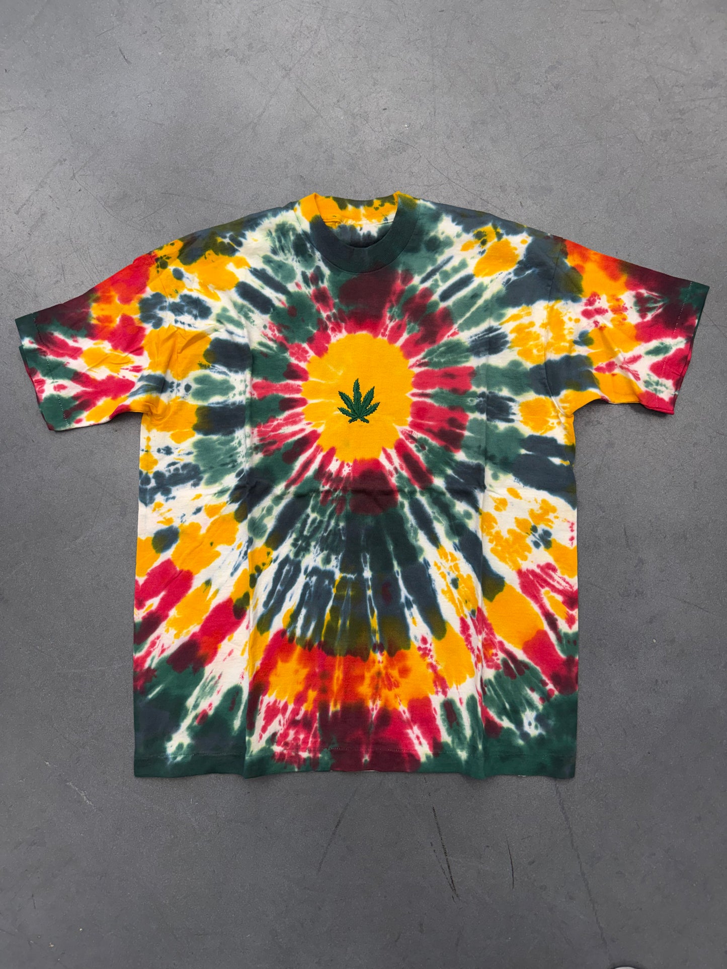 90'S EMBROIDERED WEED LEAF TIE-DYE TEE (PULLED TAG)