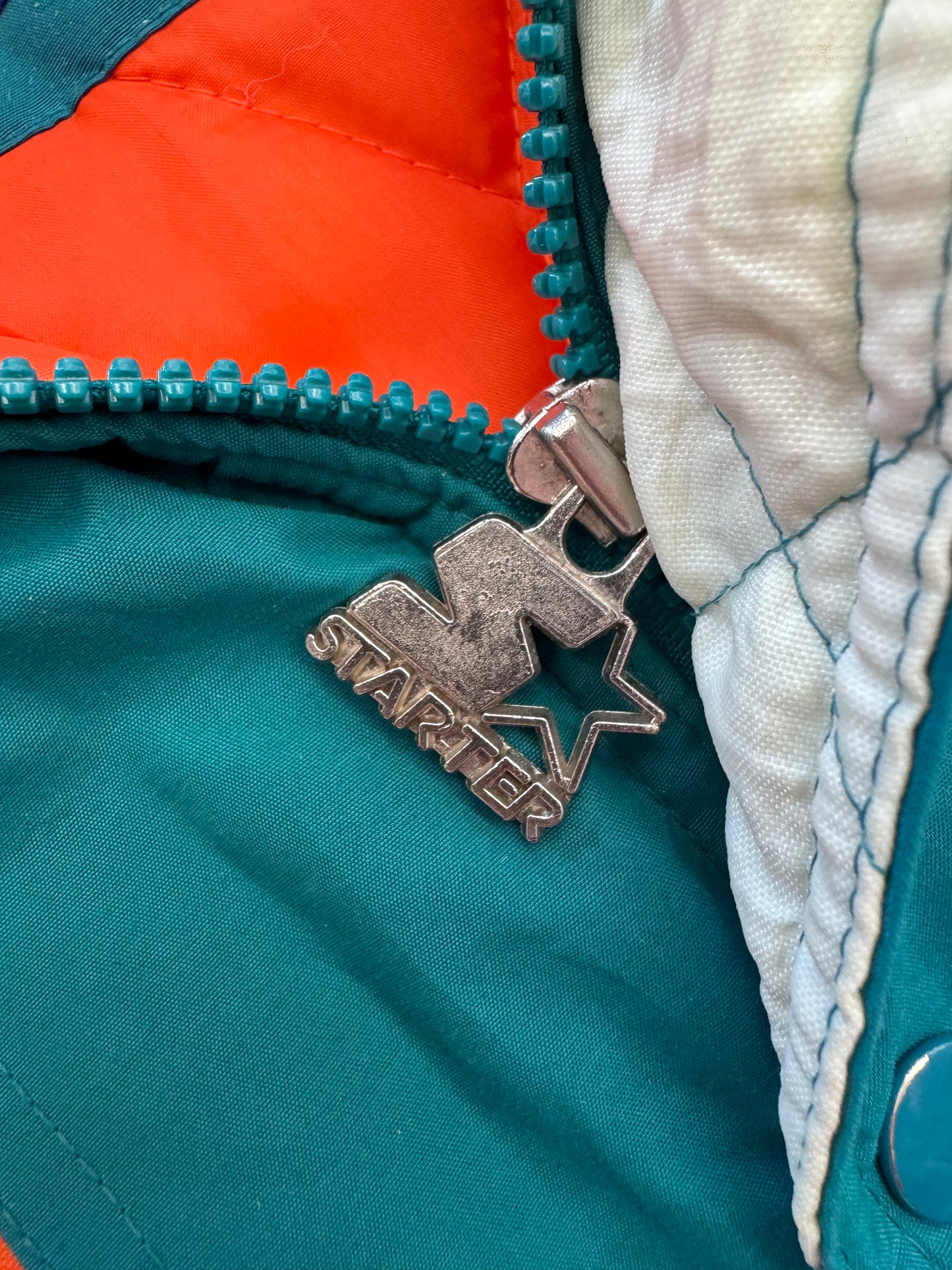 90'S STARTER MIAMI DOLPHINS DIAMOND PATTERN SLEEVE PUFFER JACKET (XL)